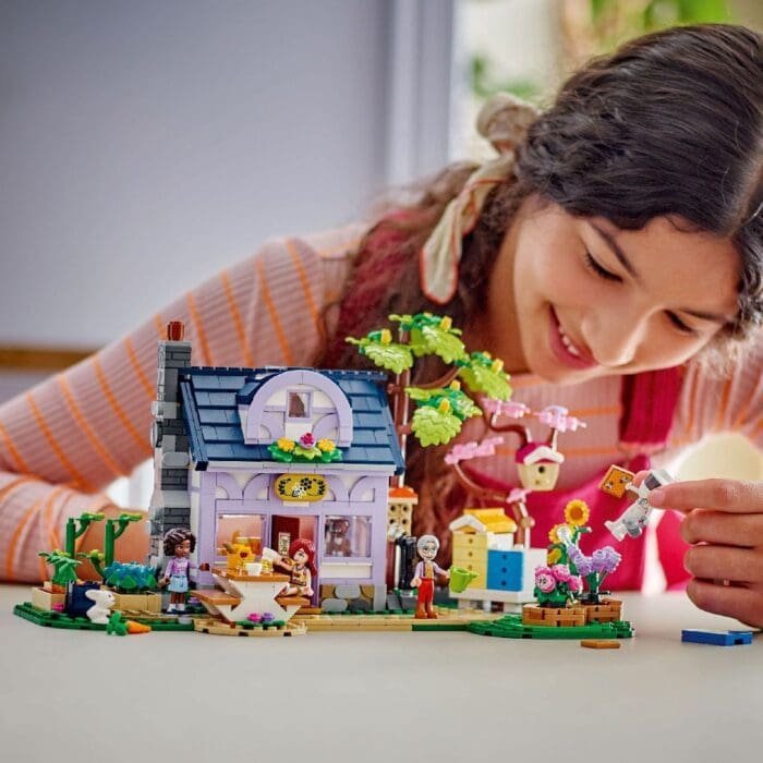 LEGO FRIENDS CASA APICULTORILOR SI GRADINA CU FLORI 42669 - imagine 3