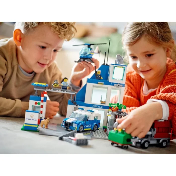 LEGO CITY SECTIE DE POLITIE 60316 - imagine 8