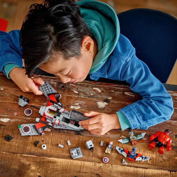 LEGO MARVEL SUPER HEROES BATALIA DINTRE CAPITANUL AMERICA SI HULK ROSU 76292 - imagine 13