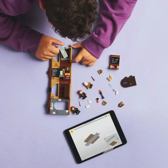 LEGO HARRY POTTER TM CASTELUL HOGWARTS ORA DE FARMECE 76442 - imagine 11