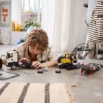 LEGO TECHNIC CAMIONUL FMX ȘI EXCAVATORUL ELECTRIC EC230 DE LA VOLVO 42175 - imagine 12
