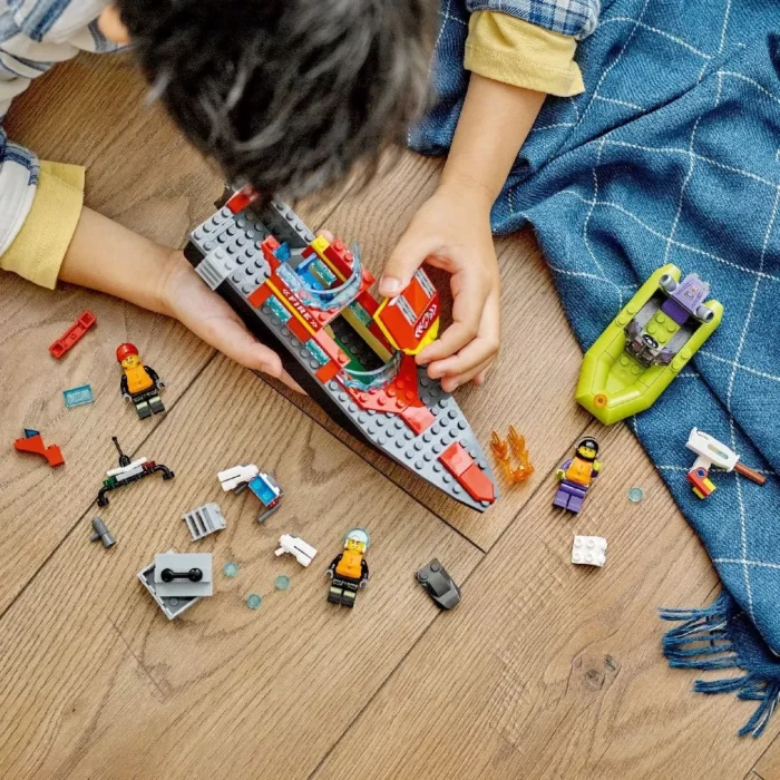 LEGO CITY BARCA DE SALVARE A POMPIERILOR 60373 - imagine 10