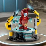 LEGO SUPER HEROES LABORATORUL LUI IRON MAN SALA ARMURILOR 76315 - imagine 14