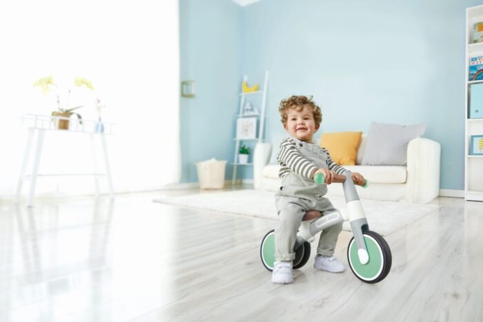 HAPE BICICLETA DE ECHILIBRU VERDE CU 3 ROTI - imagine 3