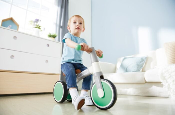 HAPE BICICLETA DE ECHILIBRU VERDE CU 3 ROTI - imagine 5
