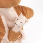 Papusa de mana Cangur cu pui, Egmont Toys - imagine 3