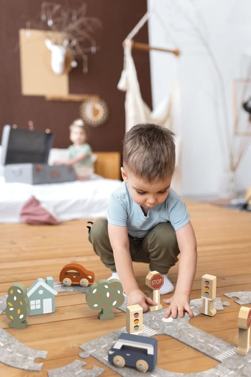 puzzle-cu-pista-din-fetru-si-masinute-speedy-monkey21400 Puzzle cu pista din fetru si masinute, Speedy Monkey - imagine 1