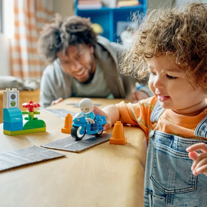 LEGO DUPLO MOTOCICLETA ALBASTRA DE POLITIE 10471 - imagine 13