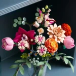 LEGO BOTANICALS BUCHET DE FLORI ROZ 10342 - imagine 17