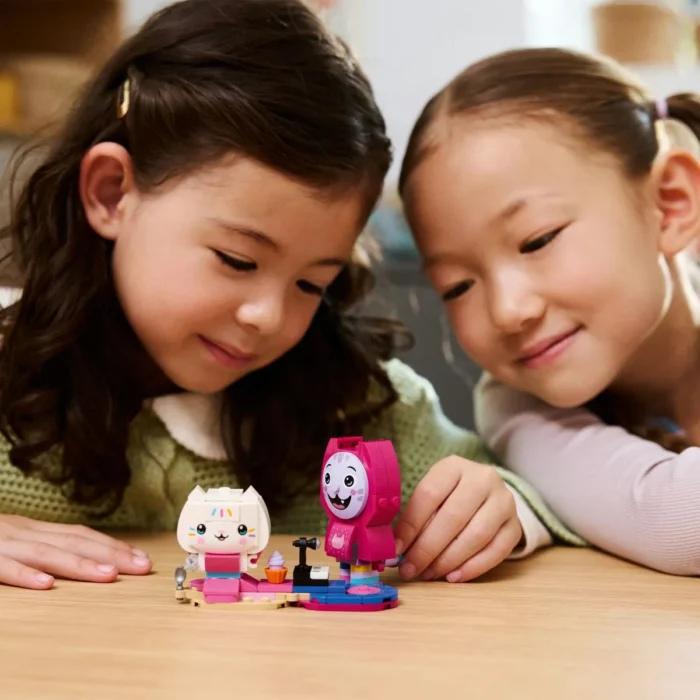 LEGO GABBYS DOLLHOUSE PRIETENELE PISICUTE DIN CARAMIZI ALE LUI GABBY 11215 - imagine 11