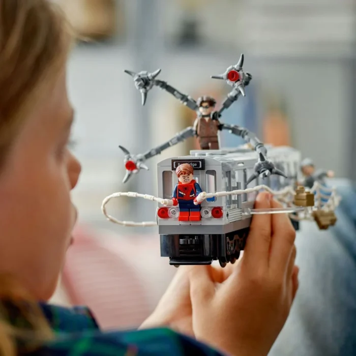 LEGO MARVEL LUPTA PE ACOPERISUL TRENULUI OMUL PAIANJEN SI DOC OCK 76321 - imagine 12