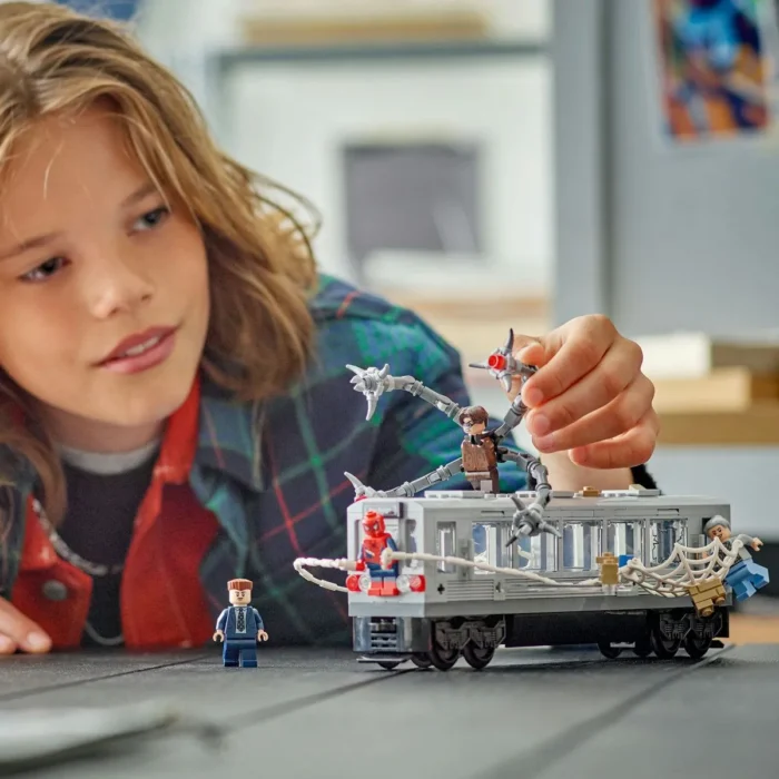 LEGO MARVEL LUPTA PE ACOPERISUL TRENULUI OMUL PAIANJEN SI DOC OCK 76321 - imagine 13