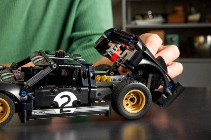 LEGO TECHNIC MASINA DE CURSE 1966 FORD GT40 MKII 42223 - imagine 7