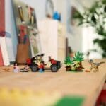 LEGO JURASSIC WORLD RENASTEREA EVADARE OFF-ROAD DIN CALEA UNUI VELOCIRAPTOR 76972 - imagine 2