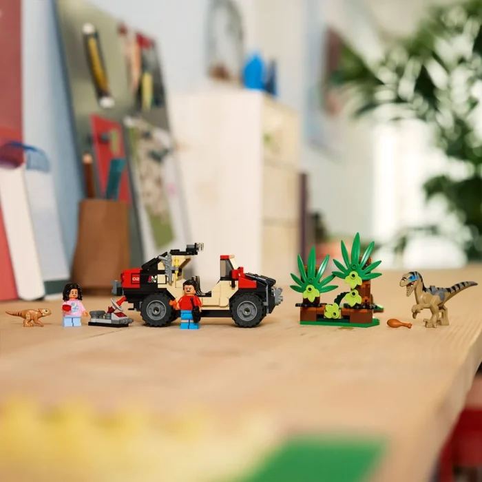 LEGO JURASSIC WORLD RENASTEREA EVADARE OFF-ROAD DIN CALEA UNUI VELOCIRAPTOR 76972 - imagine 10