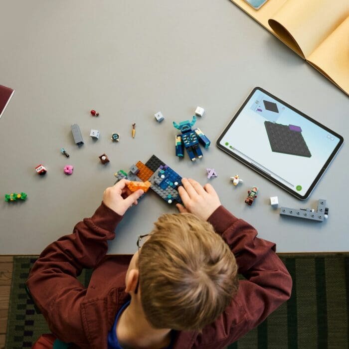 LEGO MINECRAFT INTALNIREA CU TEMNICERUL 21274 - imagine 3