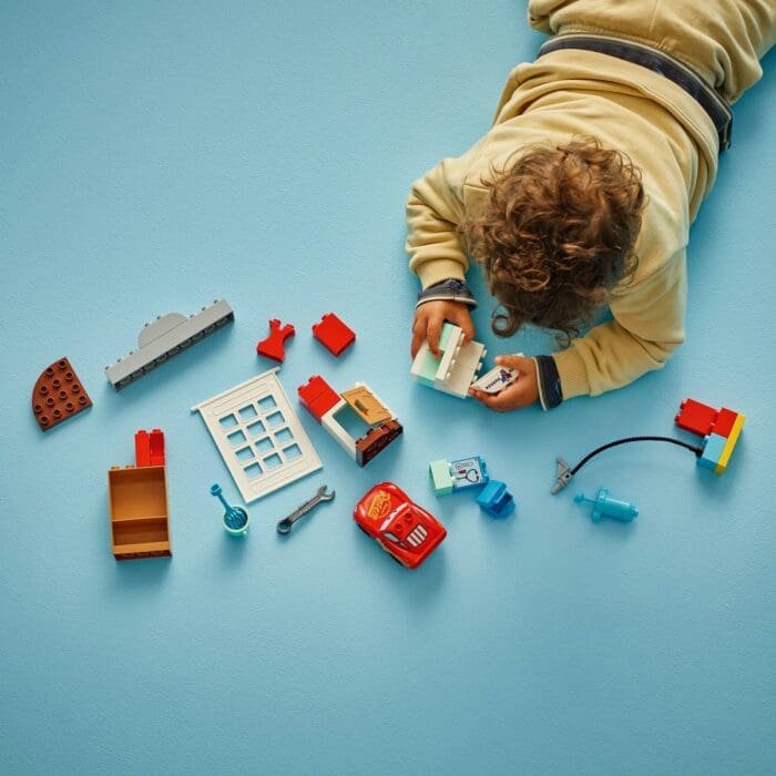 LEGO DUPLO VIZITA LUI MCQUEEN LA GARAJUL LUI DOC 10456 - imagine 3