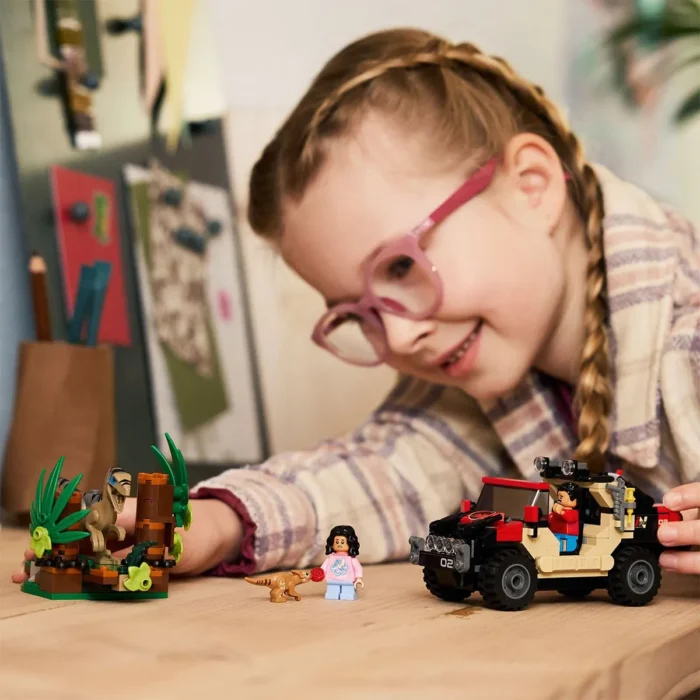 LEGO JURASSIC WORLD RENASTEREA EVADARE OFF-ROAD DIN CALEA UNUI VELOCIRAPTOR 76972 - imagine 11