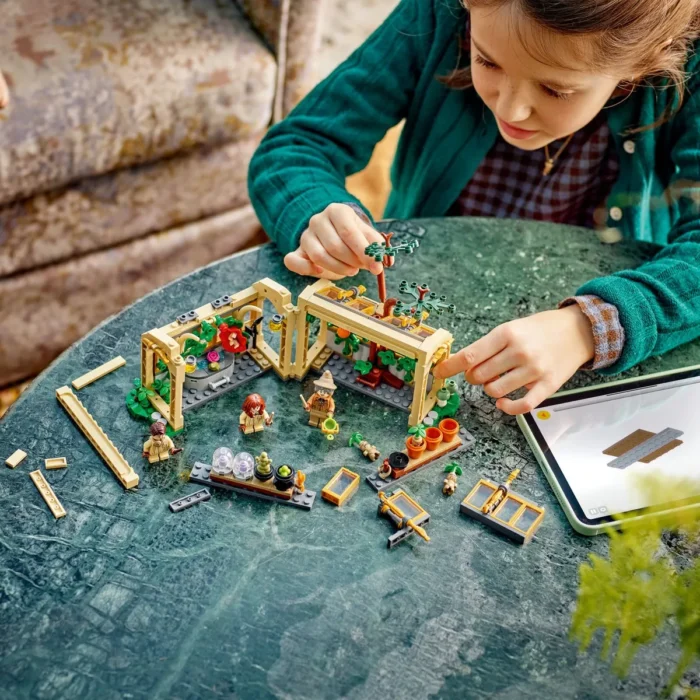 LEGO HARRY POTTER CASTELUL HOGWARTS LECTIA DE IERBOLOGIE 76445 - imagine 12