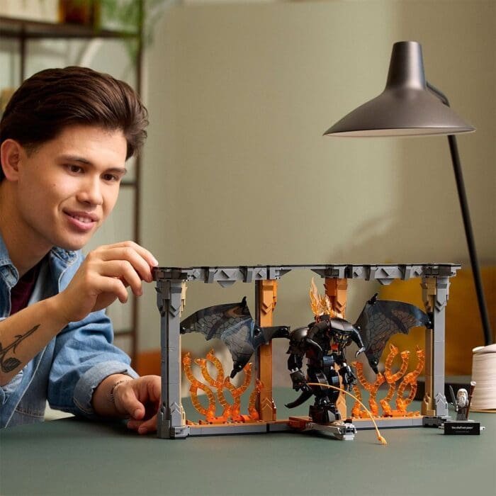 LEGO ICONS STAPANUL INELELOR DIORAMA PENTRU BIBLIOTECA CU UN BARLOG 10367 - imagine 4