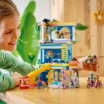 LEGO FRIENDS CLUBUL PRIETENILOR DIN ORASUL HEARTLAKE 42689 - imagine 12
