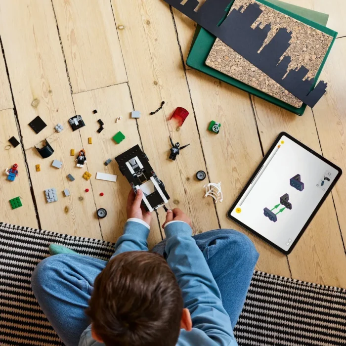 LEGO SUPER HEROES OMUL PAIANJEN VS. MASINA FORTOASA A LUI VENOM 76309 - imagine 12