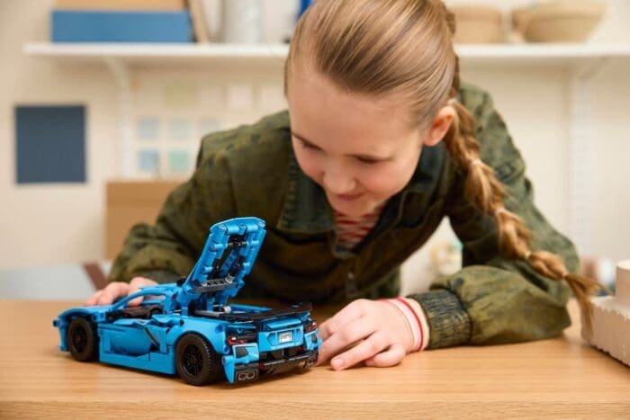 LEGO TECHNIC CHEVROLET CORVETTE STINGRAY ALBASTRU 42217 - imagine 6