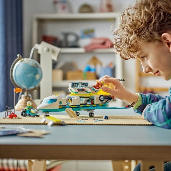 LEGO CITY AVION AMBULANTA PENTRU URGENTE 60465 - imagine 4