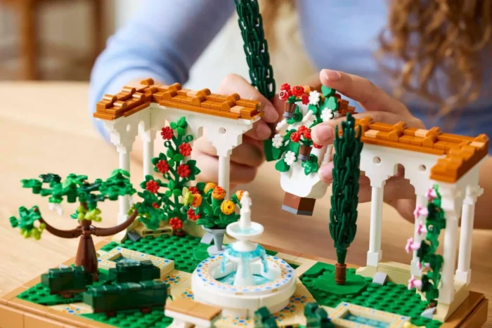 LEGO ICONS GRADINA CU FANTANA 10359 - imagine 13