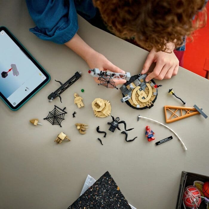 LEGO MARVEL BATALIE MEMORABILA OMUL PAIANJEN VS SANDMAN 76334 - imagine 5