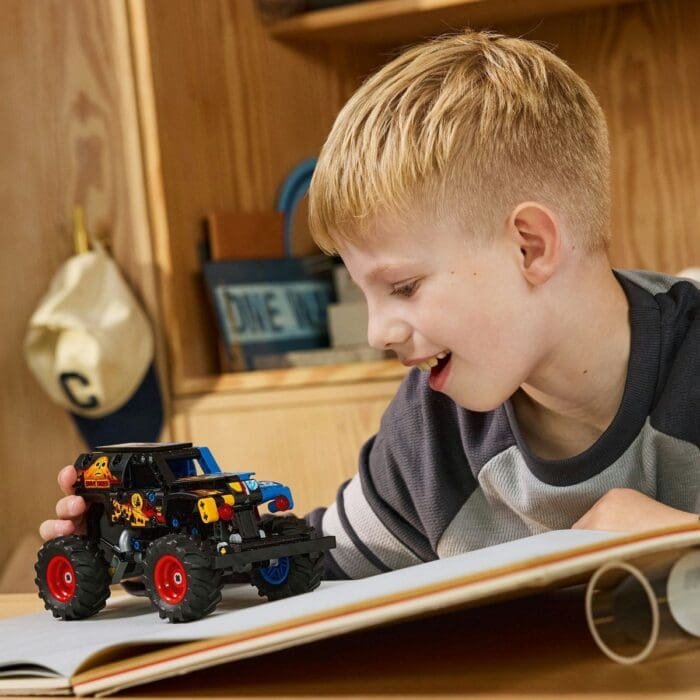 LEGO TECHNIC MONSTER JAM GRAVE DIGGER FOC SI GHEATA 42219 - imagine 6