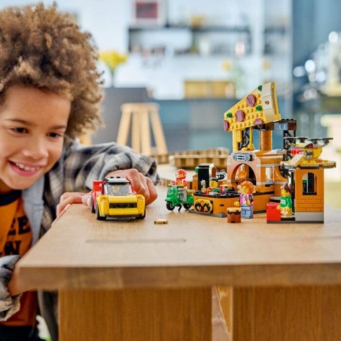 LEGO CITY EXPERIENA LIVRARII DE PIZZA CU VEHICULE 60496 - imagine 4