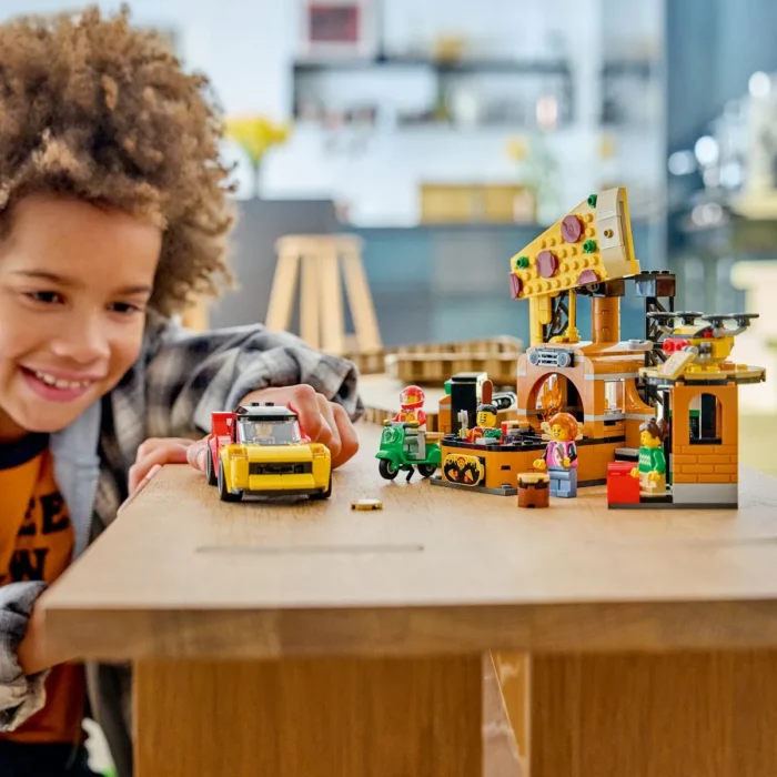 LEGO CITY EXPERIENA LIVRARII DE PIZZA CU VEHICULE 60496 - imagine 12