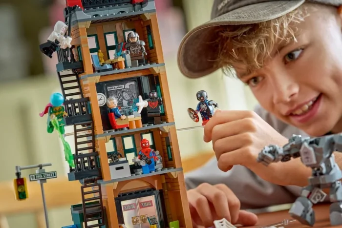 LEGO MARVEL OMUL PAIANJEN VS MYSTERIO DAILY BUGLE 76342 - imagine 12