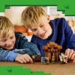 LEGO MINECRAFT ATACUL EVOCATORILOR ASUPRA SATULUI 21596 - imagine 5