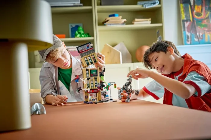LEGO MARVEL OMUL PAIANJEN VS MYSTERIO DAILY BUGLE 76342 - imagine 13