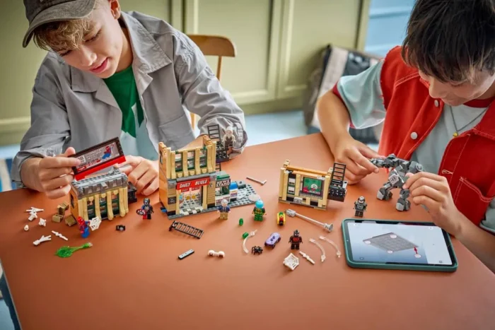 LEGO MARVEL OMUL PAIANJEN VS MYSTERIO DAILY BUGLE 76342 - imagine 14