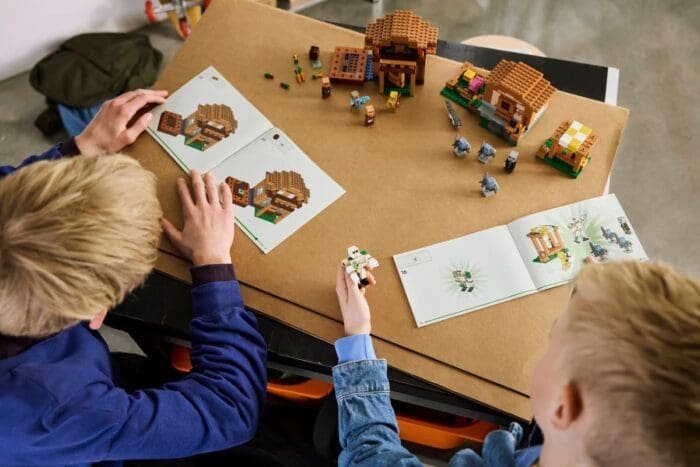 LEGO MINECRAFT ATACUL EVOCATORILOR ASUPRA SATULUI 21596 - imagine 7