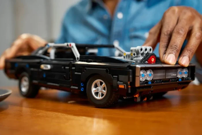 LEGO TECHNIC MASINA DODGE CHARGER R/T DIN FAST AND FURIOUS 42231 - imagine 15