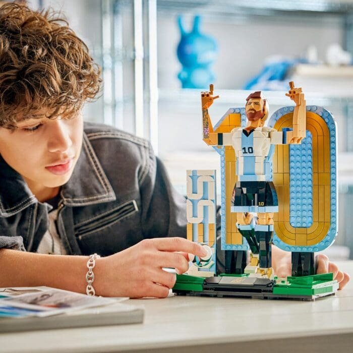 LEGO EDITIONS LIONEL MESSI LEGENDA A FOTBALULUI 43015 - imagine 4