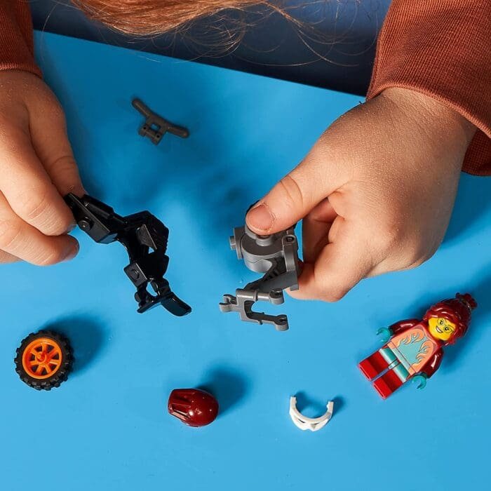 LEGO CITY MOTOCICLETA DE CASCADORIE PENTRU POMPIERI 60311 - imagine 3