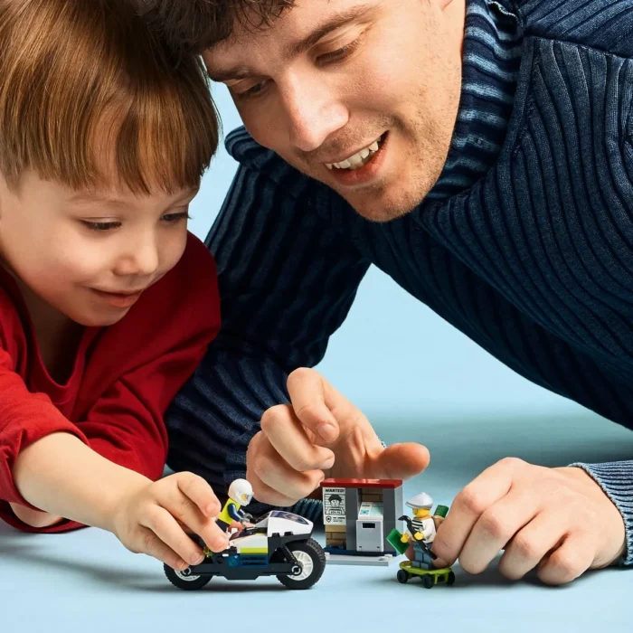 LEGO CITY URMARIRE CU MOTOCICLETA DE POLITIE 60455 - imagine 12