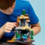 LEGO MINECRAFT TEMNITA CU ZOMBI 21587 - imagine 3