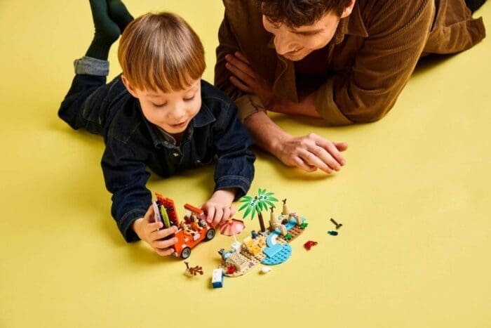 LEGO BLUEY CALATORIA FAMILIEI LUI BLUE CU MASINA LA PLAJA 11202 - imagine 3