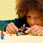 LEGO MARVEL OMUL PAIANJEN VS CALARETUL FANTOMA PE MOTOCICLETA 76335 - imagine 4